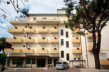 La Pineta 4*