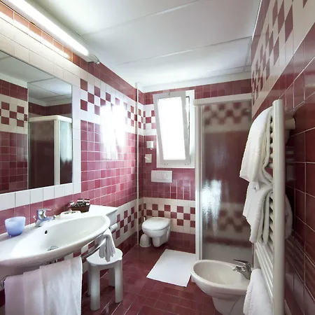 Ξενοδοχείο με διαμερίσματα La Pineta 4*